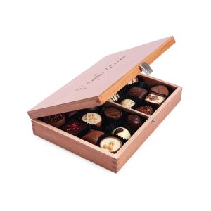 Luxe-bonbons-in-houten-doos-bedrukken,-bonbons-in-geschenkdoos-bedrukken,-bonbons-bedrukken,-luxe-bonbons-bedrukken