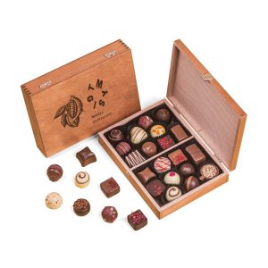 Luxe-bonbons-in-houten-doosje-bedrukken,-luxe-bonbons-met-doos-graveren,-luxe-bonbons-in-doos-drukken