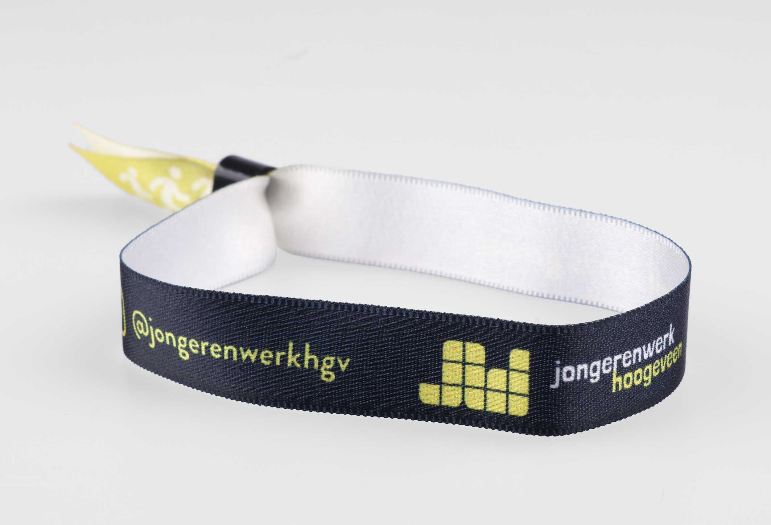 Stoffen-polsbandjes-bedrukken,-bandjes-van-stof-bedrukken,-bedrukte-polsbandjes,-festival-bandjes-drukken