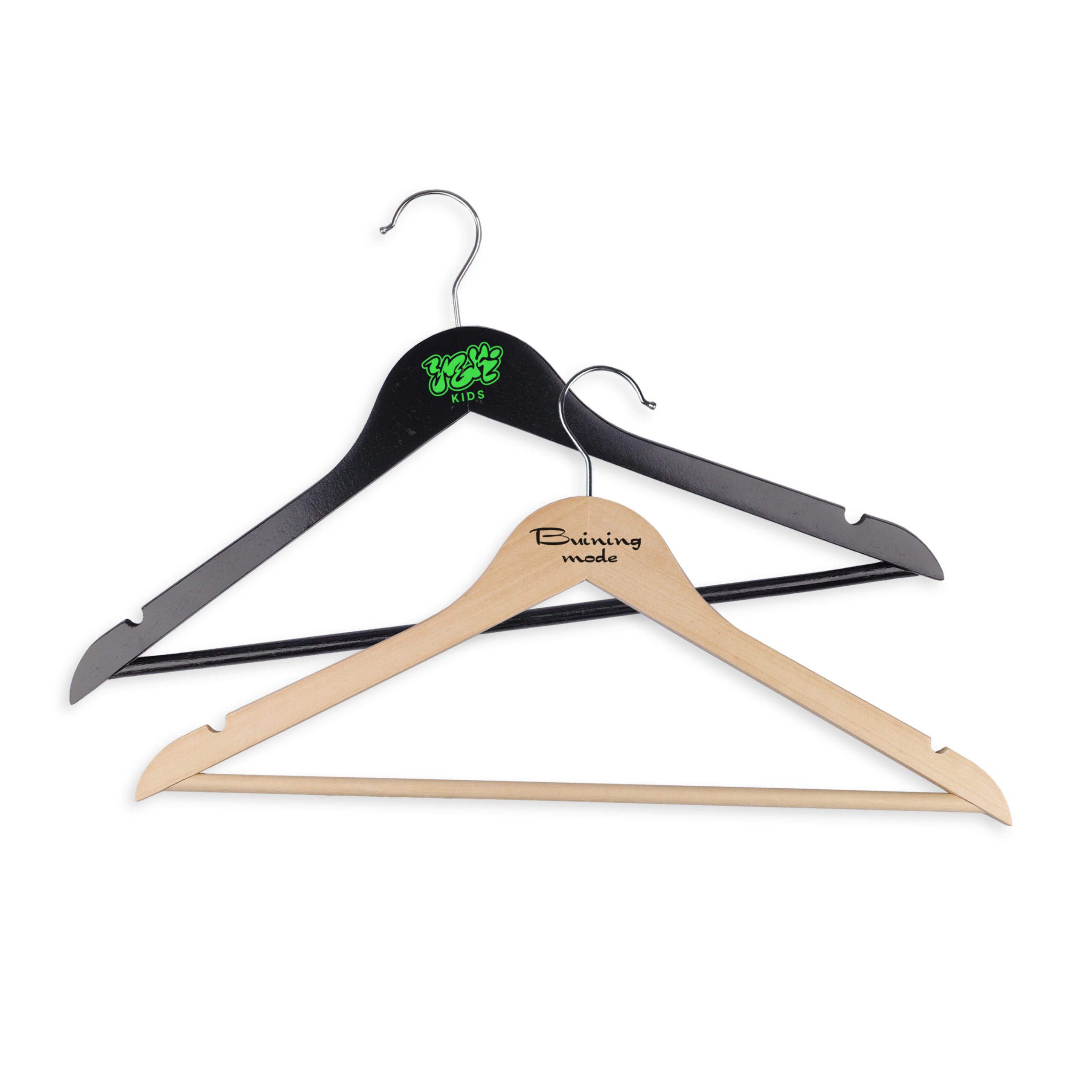 Kledinghangers-bedrukken,-kledinghanger-bedrukken-met-logo,-kleerhangers-bedrukken,-houten-kleding-hangers-bedrukken,-hangers-bedrukken-voor-kleding
