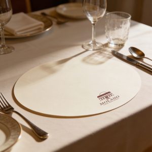 Papieren-ovalen-placemats-bedrukken,-ovalen-placemats-bedrukken,-papieren-ovalen-placemet-met-logo