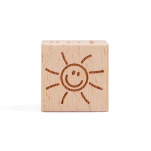 Houten-kubus-graveren,-gravure-van-kubus,-houten-tafel-kubussen-bedrukken